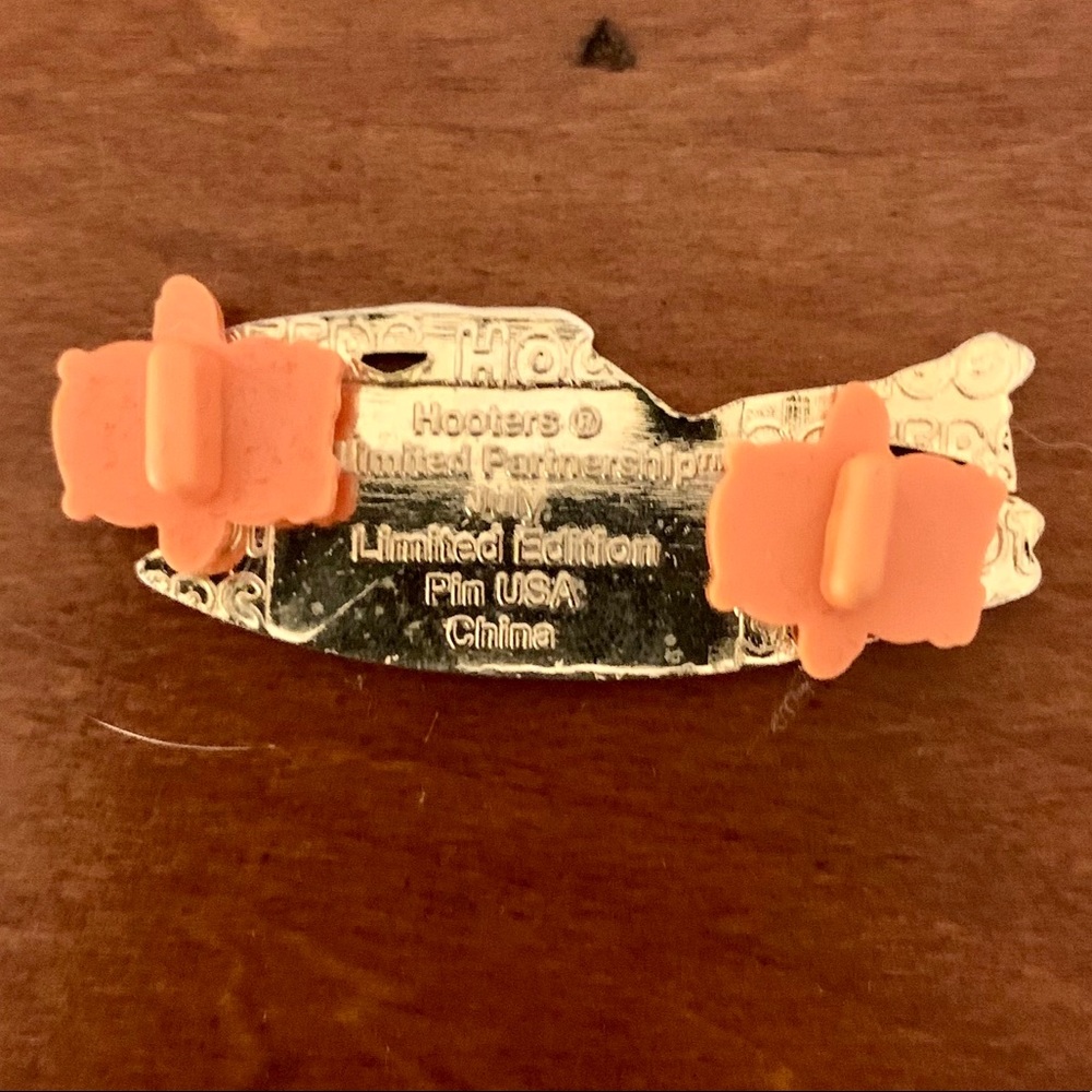 Hooters Authentic Limited Ed Pin Accessory - Picture 4 of 4
